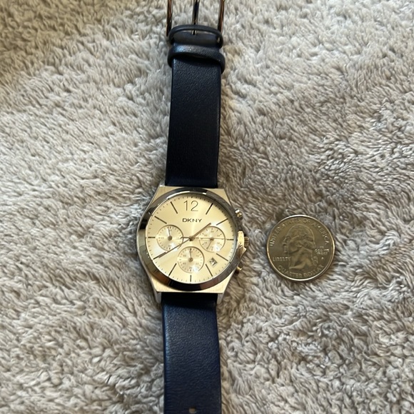 DKNY watch - Picture 3 of 5